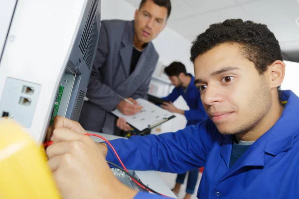 Młody Praktykant Elektryk Korzystający Multimetru Urządzeniu Elektrycznym — Zdjęcie stockowe