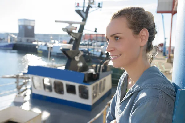 Blondynka Uśmiechnięta Kobieta Port — Zdjęcie stockowe