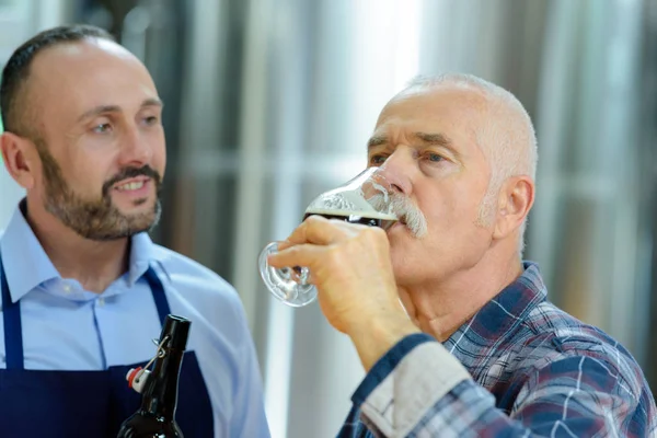 Senioři Ochutnávají Pivo Pivovaru — Stock fotografie
