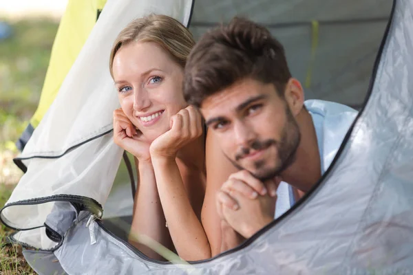 Çiftler Sabahları Çadırda Eğleniyor — Stok fotoğraf