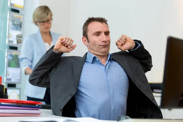 Uomo Affari Seduto Alla Scrivania Dell Ufficio Stretching — Foto Stock