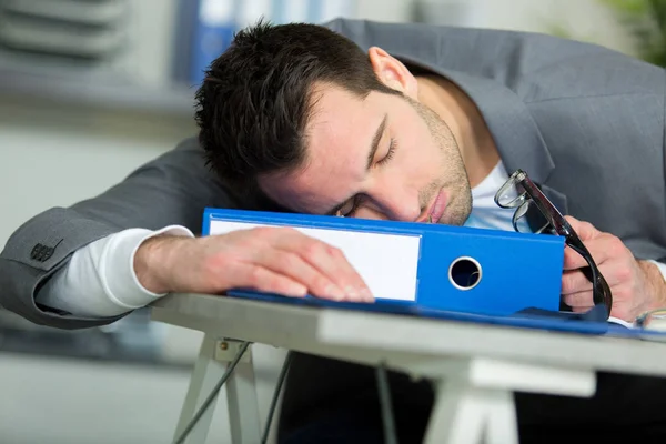 Hombre Negocios Cansado Durmiendo Escritorio —  Fotos de Stock