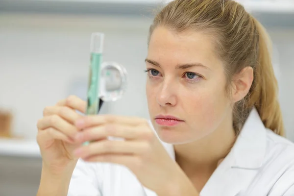 Mulher Segurando Uma Lupa Laboratório Ciência — Fotografia de Stock