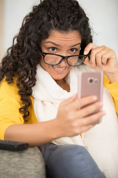 Mulher Com Óculos Usando Celular — Fotografia de Stock