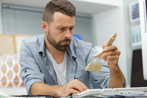 Målare Kontrollerar Borste — Stockfoto