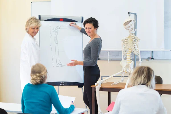 Mujer Joven Positiva Pie Frente Aula — Foto de Stock