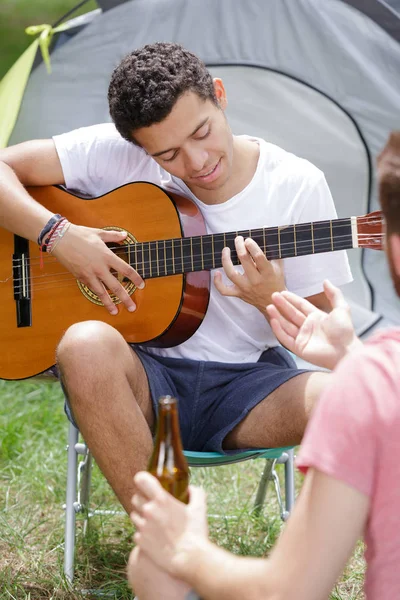 Zamyślony Człowiek Gra Gitarze Las — Zdjęcie stockowe