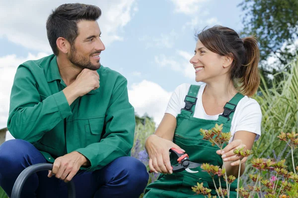 Professioneel Tuinieren Koppel Aan Het Werk — Stockfoto