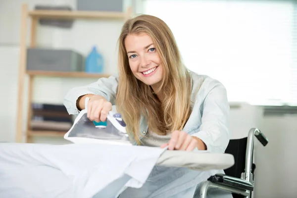 Glückliche Junge Frau Rollstuhl Beim Bügeln Hause — Stockfoto