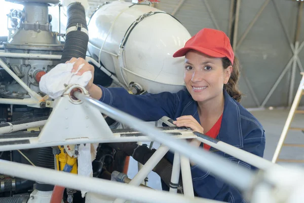 Mujer Pie Por Avión Reacción Sonriendo Mirando Cámara —  Fotos de Stock