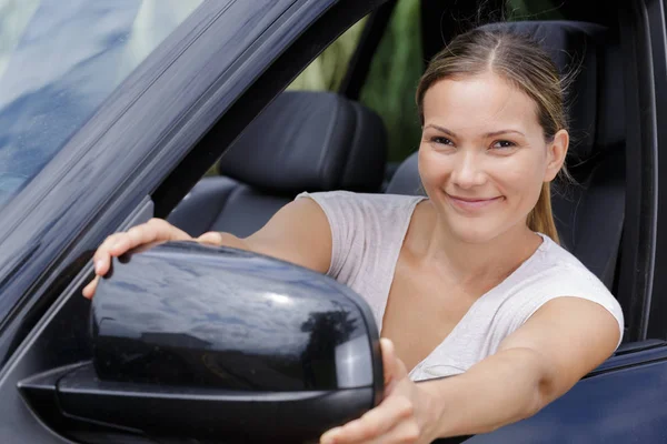 Pretty Smiling Girl Driving Car — Stock Photo, Image