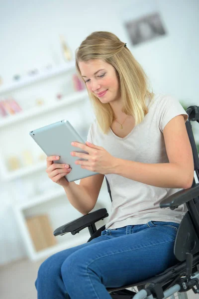Dívka Invalidním Vozíku Pomocí Tablet — Stock fotografie