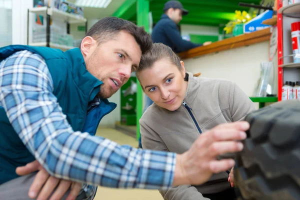 Vulkaniserende Werknemers Die Een Band Inspecteren — Stockfoto