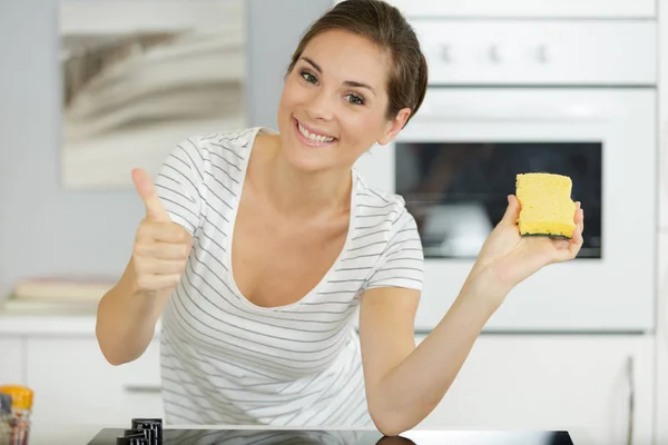 Nahaufnahme Der Jungen Glücklichen Frau Die Hause Putzt — Stockfoto