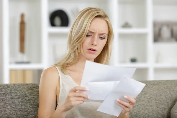 Traurige Frau Beschwert Sich Beim Lesen Eines Briefes — Stockfoto