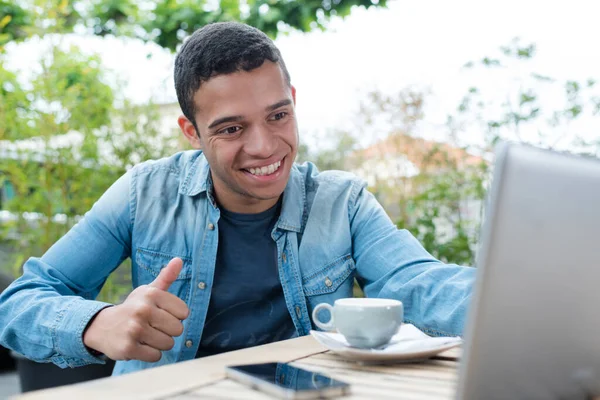 Młody Człowiek Robi Rozmowy Wideo Pomocą Laptopa — Zdjęcie stockowe