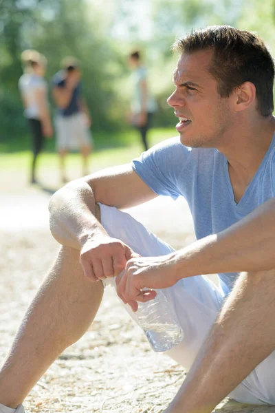 Homme Reposant Après Jogging Tenant Bouteille Eau — Photo