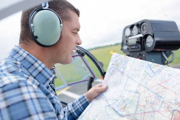 Helikopterpiloot Bestuderen Van Vlucht Routekaart — Stockfoto