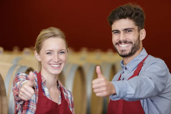 Masculino Feminino Sommelier Mostrando Polegar Para Cima — Fotografia de Stock