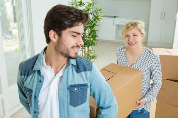 Junges Paar Trägt Karton Wohnung — Stockfoto