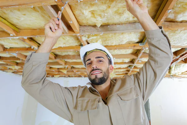 Hombre Instalar Paneles Yeso Utilizando Taladro Inalámbrico — Foto de Stock