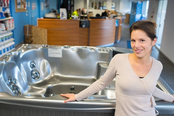 Female Checking Bath Display Stand — Stock Photo, Image