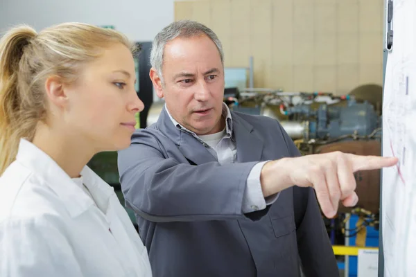 Man Vrouw Werken Een Robotica Lab — Stockfoto