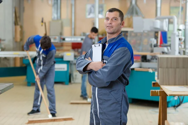 Porträt Des Vorarbeiters Der Fabrik Der Hintergrund Den Boden Fegt — Stockfoto