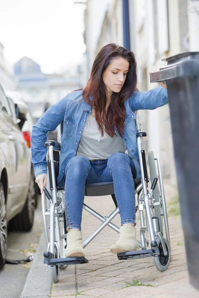 Νεαρή Γυναίκα Αναπηρική Καρέκλα Μια Πόλη — Φωτογραφία Αρχείου