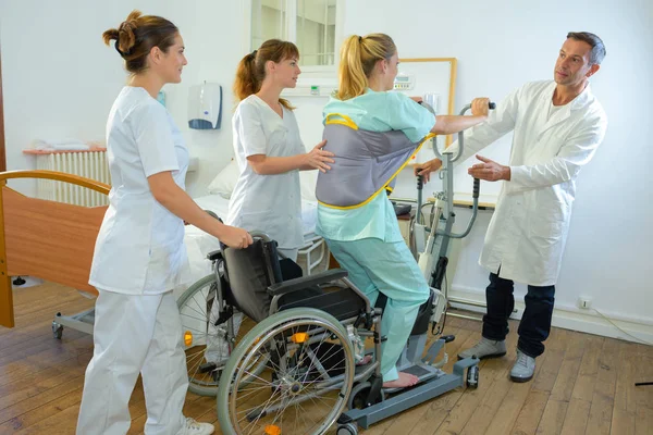 Ein Patient Bei Der Physikalischen Therapie — Stockfoto