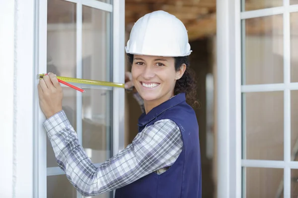 Lycklig Arbetskvinna Kontrollera Storlek Färdiga Pvc Fönster — Stockfoto