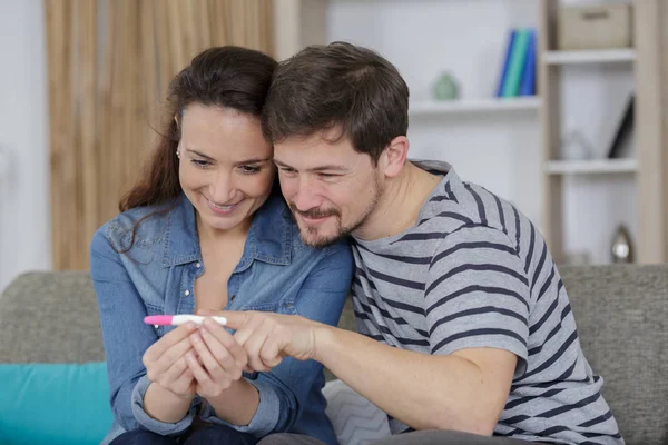 Glückliches Paar Schaut Auf Schwangerschaftstest — Stockfoto