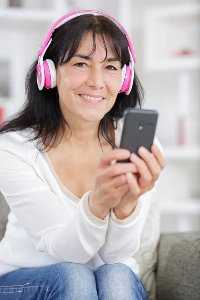 Vrouw Hoofdtelefoon Glimlachend Luisteren Naar Muziek — Stockfoto