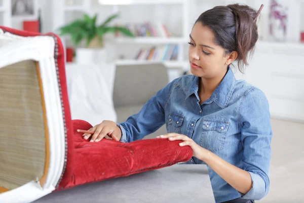 Femme Changeant Tapisserie Une Chaise — Photo