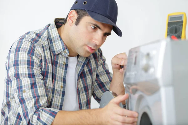 Een Loodgieter Repareren Wasmachine — Stockfoto