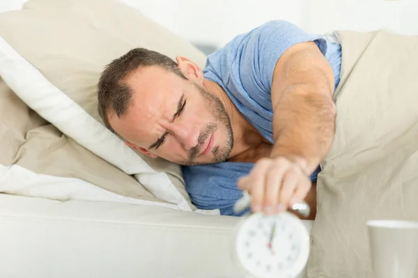 Uomo Svegliarsi Nel Concetto Allarme Del Mattino — Foto Stock