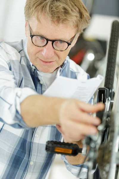 Reifer Mann Repariert Ein Fahrrad — Stockfoto