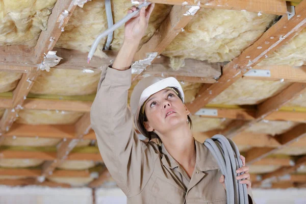 Femmina Elctricista Raccordo Condizioni Aria Tubi — Foto Stock