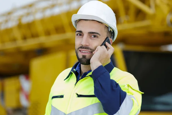 Lavoratore Casco Bianco Parla Telefono Cellulare — Foto Stock