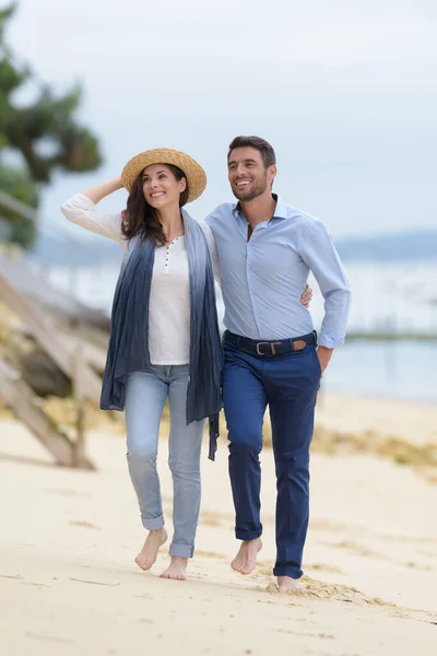 Couple Marchant Ensemble Travers Les Dunes Sable — Photo