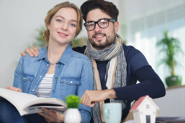 Lächelndes Junges Paar Prüft Ein Neues Haus — Stockfoto