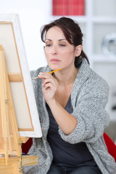 Pittrice Focalizzata Sua Pittura — Foto Stock