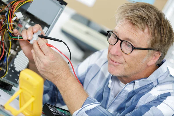 Man Repareert Een Computer — Stockfoto