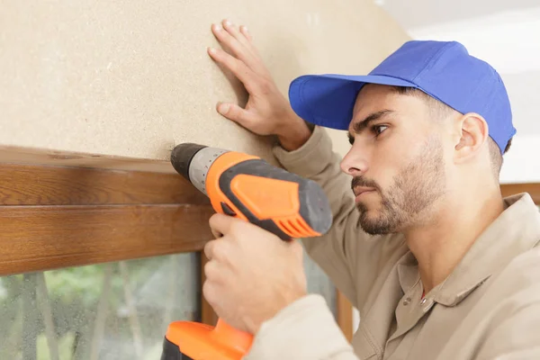 Een Man Boort Een Houten Frame — Stockfoto