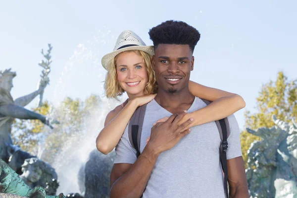 Porträt Eines Jungen Gemischten Rassenpaares Brunnen — Stockfoto