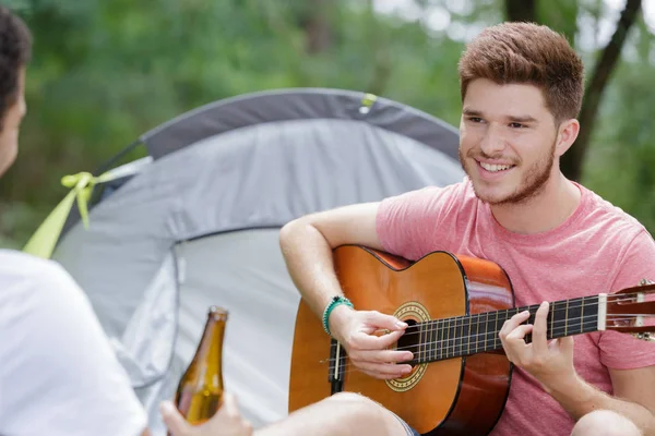 Jovem Tocando Guitarra Lado Sua Tenda — Fotografia de Stock