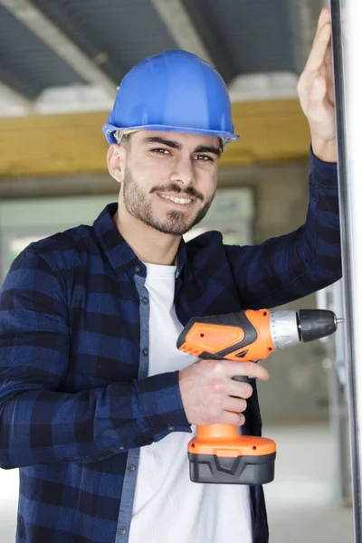 Ung Man Med Borr Handen — Stockfoto