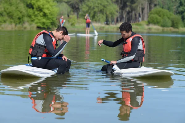 Δύο Άτομα Σηκωθούν Paddleboarding Chating — Φωτογραφία Αρχείου