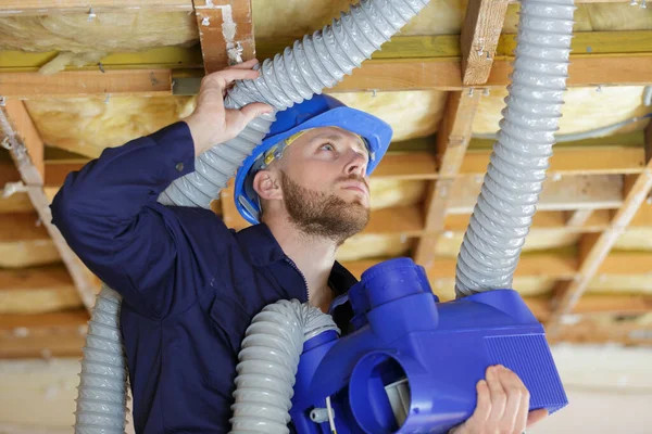 Homem Trabalhando Com Tubos Condicionado — Fotografia de Stock