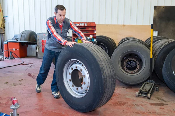 Farmer Repacling Tyres His Tractor — Stock Photo, Image